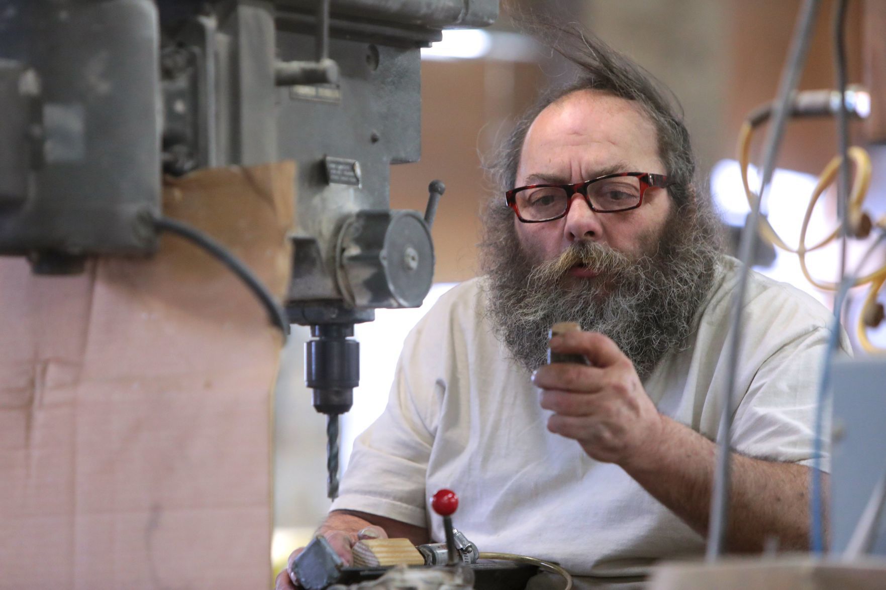 Inside the Missouri Meerschaum corncob pipe factory